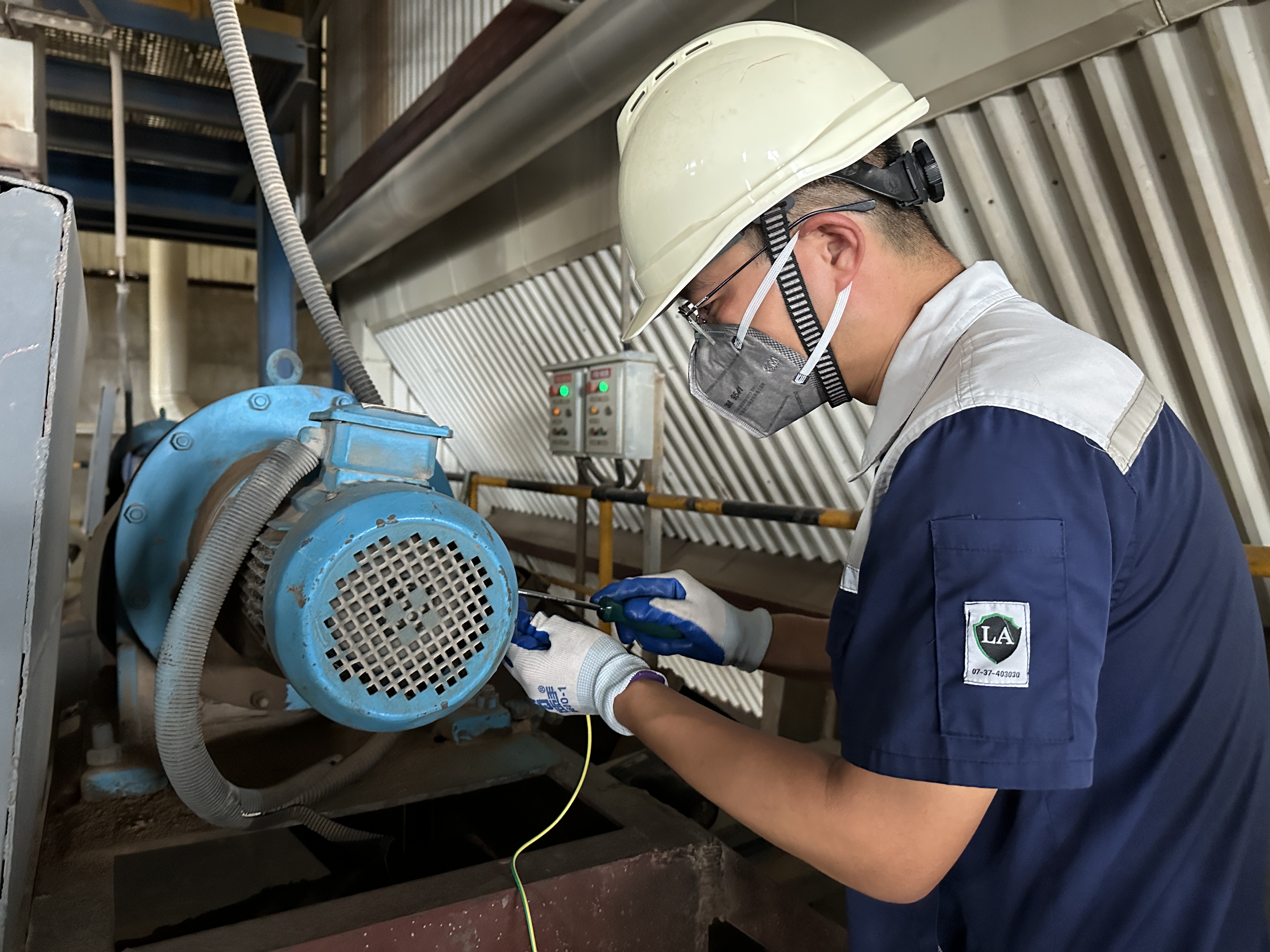 1757028004862.jpg 電氣專工王強(qiáng)在鍋爐車間水平煙道對電機(jī)外殼做接地措施.jpg